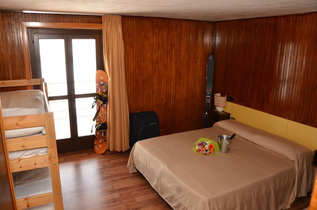 Hotel Lo Stambecco بيريوِل تْشيرفينيا المظهر الخارجي الصورة