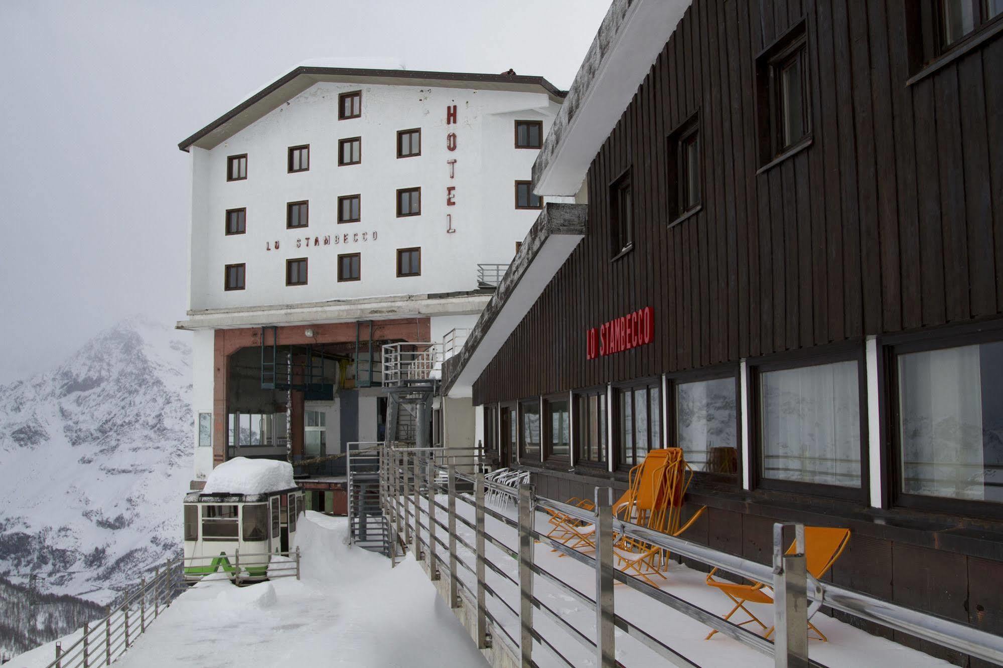 Hotel Lo Stambecco بيريوِل تْشيرفينيا المظهر الخارجي الصورة