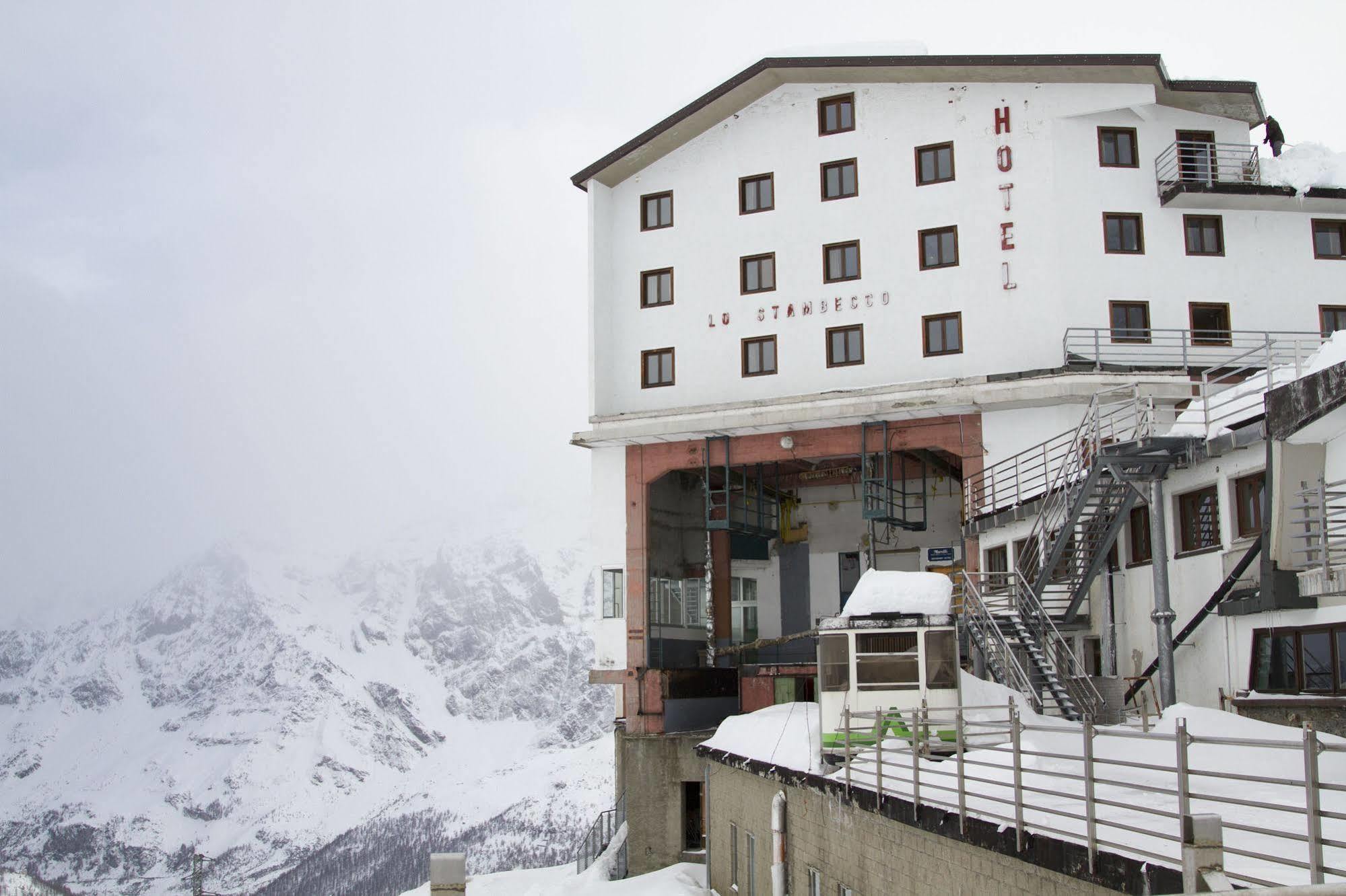 Hotel Lo Stambecco بيريوِل تْشيرفينيا المظهر الخارجي الصورة