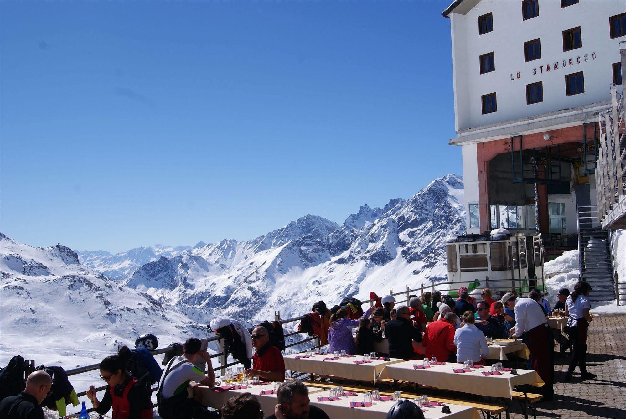 Hotel Lo Stambecco بيريوِل تْشيرفينيا المظهر الخارجي الصورة