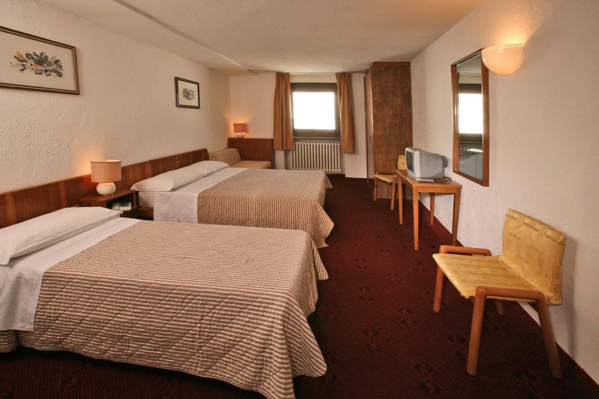 Hotel Lo Stambecco بيريوِل تْشيرفينيا المظهر الخارجي الصورة